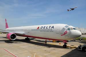 El “Avión Rosa” de Delta llega a Madrid El “Avión Rosa” de Delta llega a Madrid