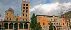 Plaza del Ayuntamiento de Ripoll, llamada tambi�n Plaza del Corral, en la que se encuentran el monasterio y el Ayuntamiento