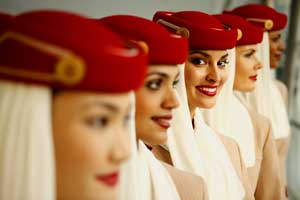 Tripulantes de cabina de Emirates con sus llamativos uniformes