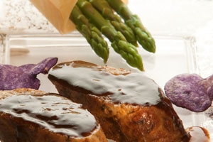 La gastronomía andorrana se ha posicionado en los últimos años a nivel internacional gracias a la mezcla de innovación y tradición y a la fusión que han hecho de las influencias francesa y española. A partir de productos autóctonos, algunos con Denominación de Origen, y de recetas tradicionales e internacionales los cocineros andorranos han creado una cocina con personalidad propia. La gastronomía andorrana se ha posicionado en los últimos años a nivel internacional gracias a la mezcla de innovación y tradición y a la fusión que han hecho de las influencias francesa y española. A partir de productos autóctonos, algunos con Denominación de Origen, y de recetas tradicionales e internacionales los cocineros andorranos han creado una cocina con personalidad propia.