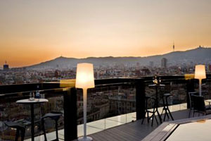 Verano con vistas 360º desde la terraza del Hotel Barceló Raval Verano con vistas 360º desde la terraza del Hotel Barceló Raval
