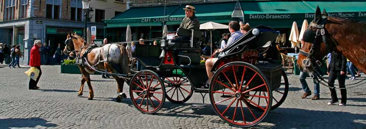 Una buena forma de recorrer las calles de Brujas es en coche de caballos