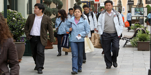 500 turistas chinos van de shopping a la Roca Village