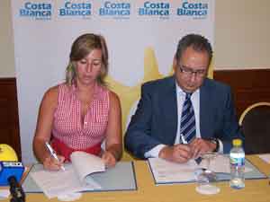 La directora general del Patronato de Turismo de la Costa Blanca, Gema Amor, y el presidente de la Asociación Provincial de Hoteles de Alicante (APHA), Javier Luri