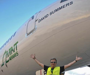 El cantante de Hombres G, David Summers, da nombre al nuevo avi�n de Mint Airways