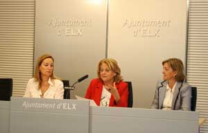 DESTÁPATE 2009 se presentó el viernes pasado por Encarna Marco, edil de Turismo y Vicepresidenta de Turisme d´Elx, Carmen Pérez, Presidenta de AETE y Loli Martínez, representante de los hosteleros de la Asociación de Empresas Turísticas de Elche (AETE).