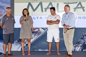 De izquierda a derecha: Nacho Postigo, director de t�cnico del Circuito Audi MedCup;  Mar�a de Pereda, responsable de la Oficina de Turismo de Malta en Espa�a; Alfredo Mella, integrante de la tripulaci�n y director del proyecto WWW.VISITMALTA.COM; y Jes�s Turr�, armador del barco. 