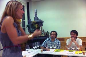 La sumiller y periodista Meritxell Falgueras en un momento de la degustación La sumiller y periodista Meritxell Falgueras en un momento de la degustación