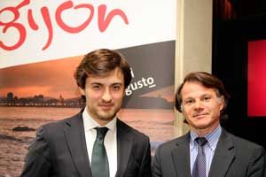 El concejal de Turismo de Gij�n, Jos� Mar�a P�rez y el presidente de la Uni�n Hotelera del Principado de Asturias (UHPA), Javier �lvarez