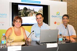 En la foto (de izquierda a derecha): María de la Paz Bernal (Gerente Plan de Competitividad, Gran Canaria – senderos entre volcanes), Raúl Alexandro Ortega (Gerente de Gran Canaria Natural) y Gonçal Portabella (Director de A Peu) En la foto (de izquierda a derecha): María de la Paz Bernal (Gerente Plan de Competitividad, Gran Canaria – senderos entre volcanes), Raúl Alexandro Ortega (Gerente de Gran Canaria Natural) y Gonçal Portabella (Director de A Peu)