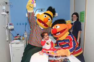PortAventura y los personajes de Barrio Sésamo visitan el Hospital La Paz de Madrid