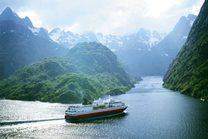 Las Navidades y el Fin de A�o son una �poca perfecta para surcar las aguas del Oc�ano �rtico. A bordo de �El Expreso del Litoral�, de la compa��a naviera Hurtigruten, podr� descubrir los rincones m�s fascinantes de estos territorios polares, observar danzar las auroras boreales en el cielo y deleitarse con un calidoscopio de luz m�gica. Para ello, Hurtigruten ha confeccionado dos programas especiales para estas fechas. 