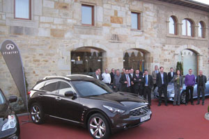 En la fotograf�a, los directores de los establecimientos de Relais & Chateux de Espa�a y Portugal y el presidente internacional de la asociaci�n, Jaume T�pies posan junto a los modelos de la gama Infiniti en la entrada del hotel Palacio de Luces en Asturias.