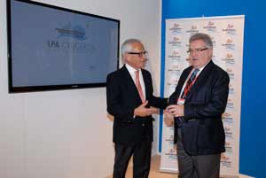 De izq. a der. Presidente del Cabildo de Gran Canaria, José Miguel Bravo de Laguna; y Pablo Barbero, Concejal de Promoción Económica, Turismo y Ciudad de Mar del Ayuntamiento de Las Palmas de Gran Canaria De izq. a der. Presidente del Cabildo de Gran Canaria, José Miguel Bravo de Laguna; y Pablo Barbero, Concejal de Promoción Económica, Turismo y Ciudad de Mar del Ayuntamiento de Las Palmas de Gran Canaria
