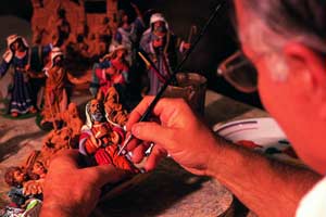 Artesano malt�s pintando una figura del Bel�n
