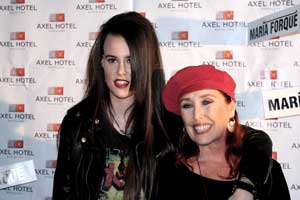 Foto: La artista María Forqué con su madre, la actriz Verónica Forqué Maria Forqué presenta en el Hotel Axel de Barcelona la exposición Bleending me