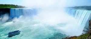 El Maid of the Mist en la base de las cataratas del Ni�gara