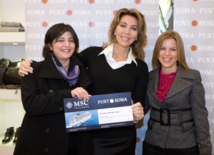 Norma Duval hace entrega del premio a la ganadora de Orense (a la izquierda) acompañada de la delegada comercial de MSC Cruceros en Galicia, Susana Gregorio (derecha).