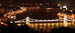 Vista nocturna del bello Puente de las Cadenas de Budapest