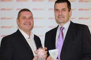 Alan Cross y Steve Heapy, directivos de Jet2Holidays, con el premio Alan Cross y Steve Heapy, directivos de Jet2Holidays, con el premio