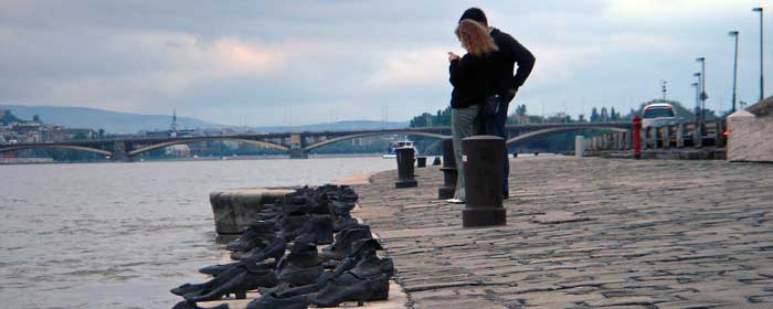 �Los zapatos en el Paseo del Danubio�, creados por Gyula Pauer y Can Togay, homenajean a las victimas de la Segunda Guerra Mundial que eran asesinadas y lanzadas al Danubio.