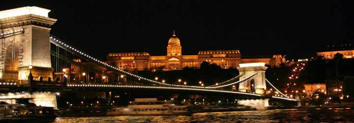 Vista nocturna del puente de las Cadenas y, al fondo, el Palacio Real.