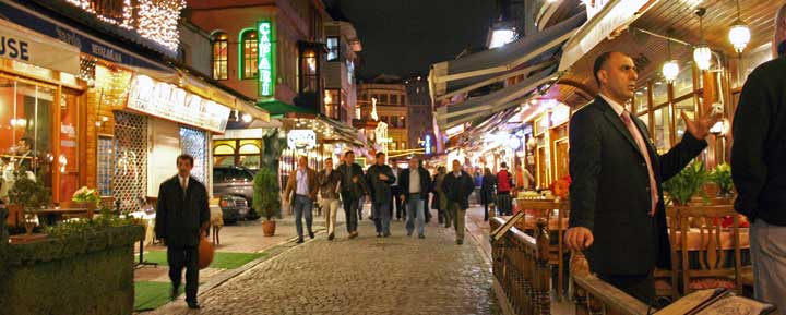 Calle Kumkapi, uno de los ejes del ocio en Estambul