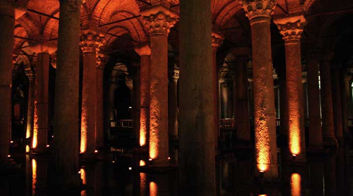 Interior de la cisterna de Yerebatan