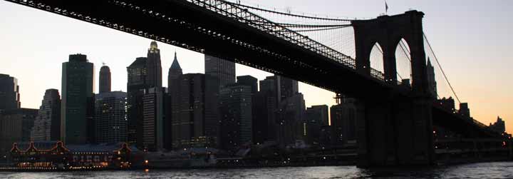 Vista del Puente de Brooklyn desde el río Este Vista del Puente de Brooklyn desde el río Este