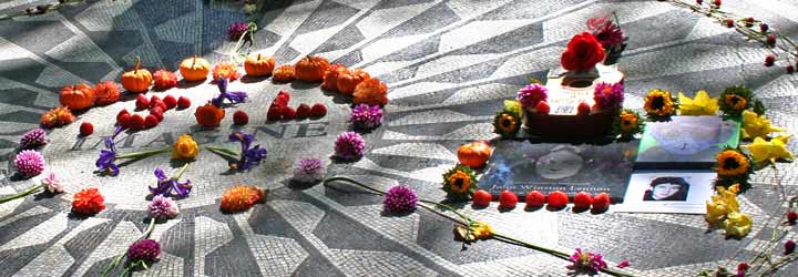 Uno de los emplazamientos más emblemáticos es el ''Strawberry Fields'', todo un homenaje y a su vez santuario dedicado al músico John Lennon situado justo enfrente al edificio donde vivió los últimos años de su vida. Uno de los emplazamientos más emblemáticos es el ''Strawberry Fields'', todo un homenaje y a su vez santuario dedicado al músico John Lennon situado justo enfrente al edificio donde vivió los últimos años de su vida.