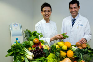 La chef Carme Ruscallleda con el Dr Manuel S�nchez, de la Cl�nica Planas