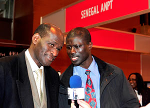 Thierno Lô atiende a los medios en el stand de Senegal en Fitur.