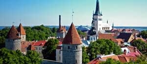 Vista de Tallin desde el mirador de Patkuli desde donde se divisa el mar, y la iglesia de Oleviste (San Olav), cuya torre es la construcci�n m�s alta de la ciudad.