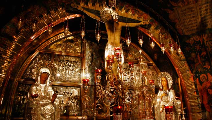 Interior de la iglesia del Santo Sepulcro. Concretamente este lugar representa donde fue crucificado Jesús en el Gólgota