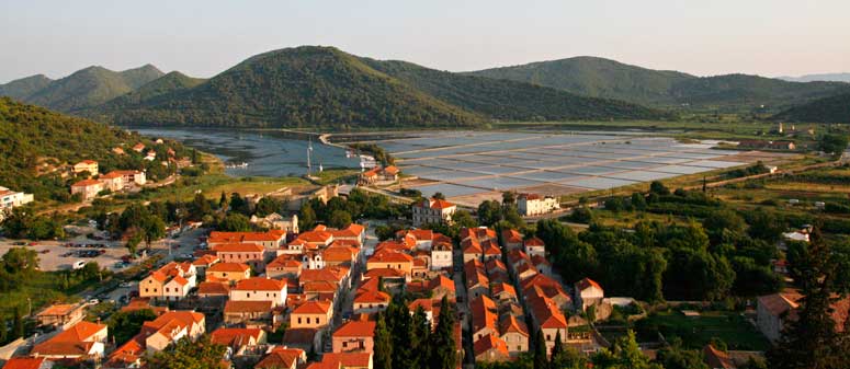 Vistas de las salinas de Ston desde la muralla de la localidad croata
