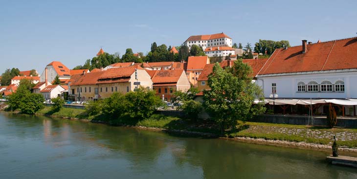Vista del Castillo de Ptuj desde el río Drava